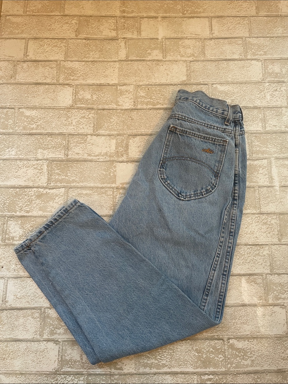 Chic vintage high waisted mom jeans